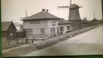 Woonhuis en gemaal net klaar. Rondom zijn nog de molens van de Schermer te zien
              <br/>
              Ans Hovestad, 1928 denk ik